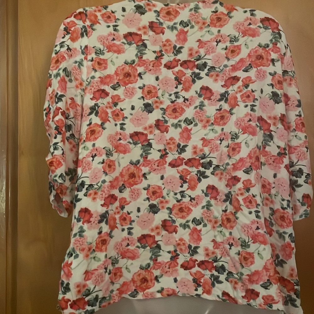 Old Navy floral neck top with middle front seam for slight ruching. - Picture 5 of 6
